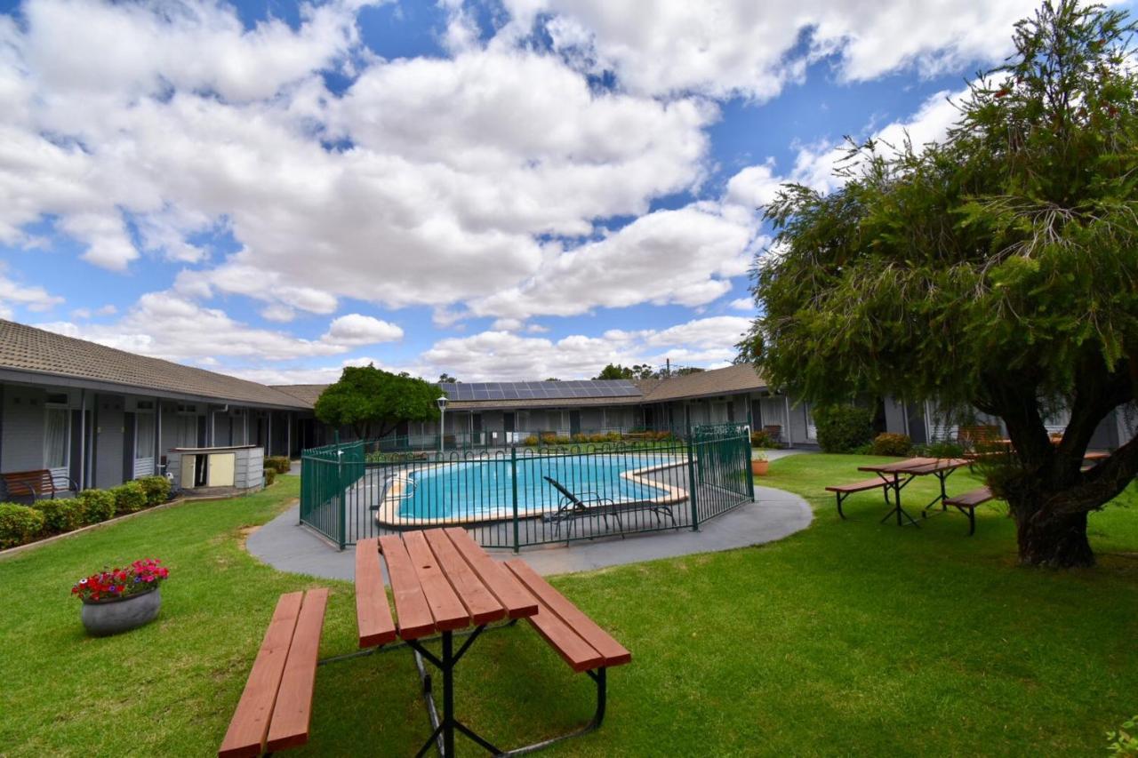 Townhouse Motel Cowra Exterior foto